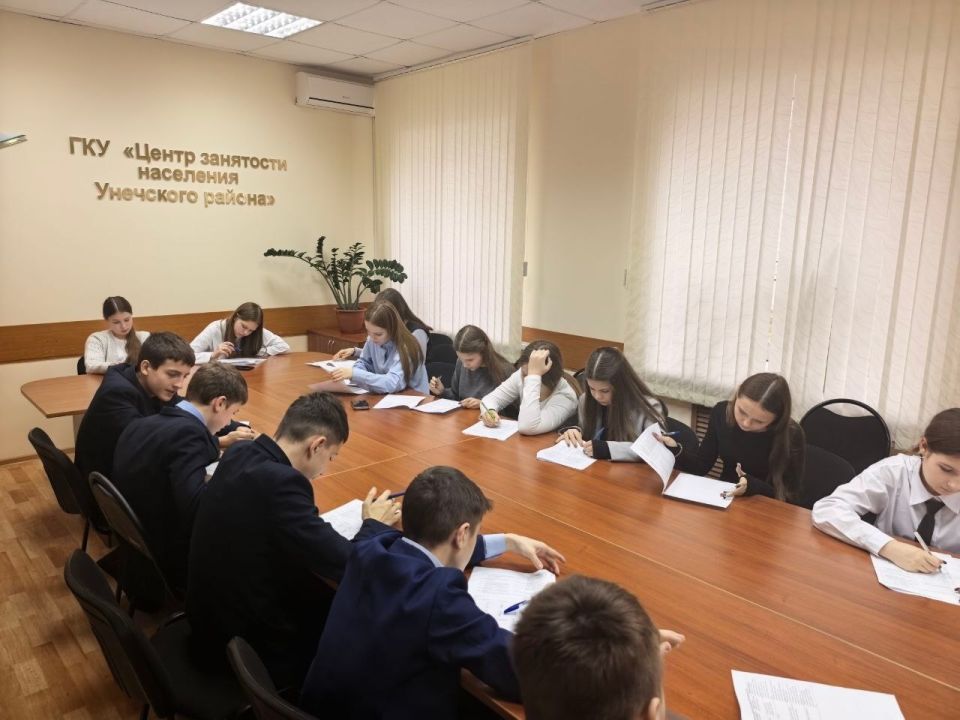 Учащиеся 7 класса МОУ-СОШ №3 отправились в профтур в ГКУ «ЦЗН Унечского района»