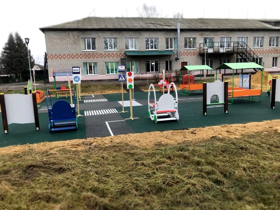 Сегодня 3 декабря 2025 года досрочно завершились работы по благоустройству территории, прилегающей к зданию МБДОУ детский сад №4 «Золушка» г. Стародуба. Работы проводились по программе «Инициативное бюджетирование»