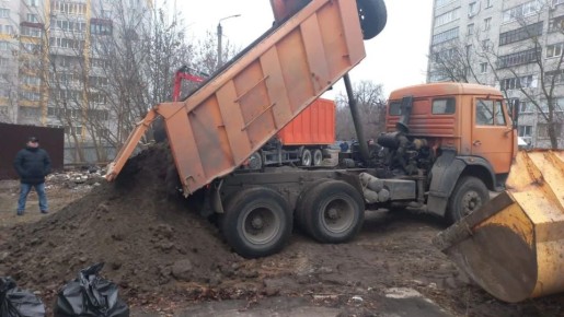 В Брянске убрали мусор на улице Ромашина в ходе "санитарной пятницы"