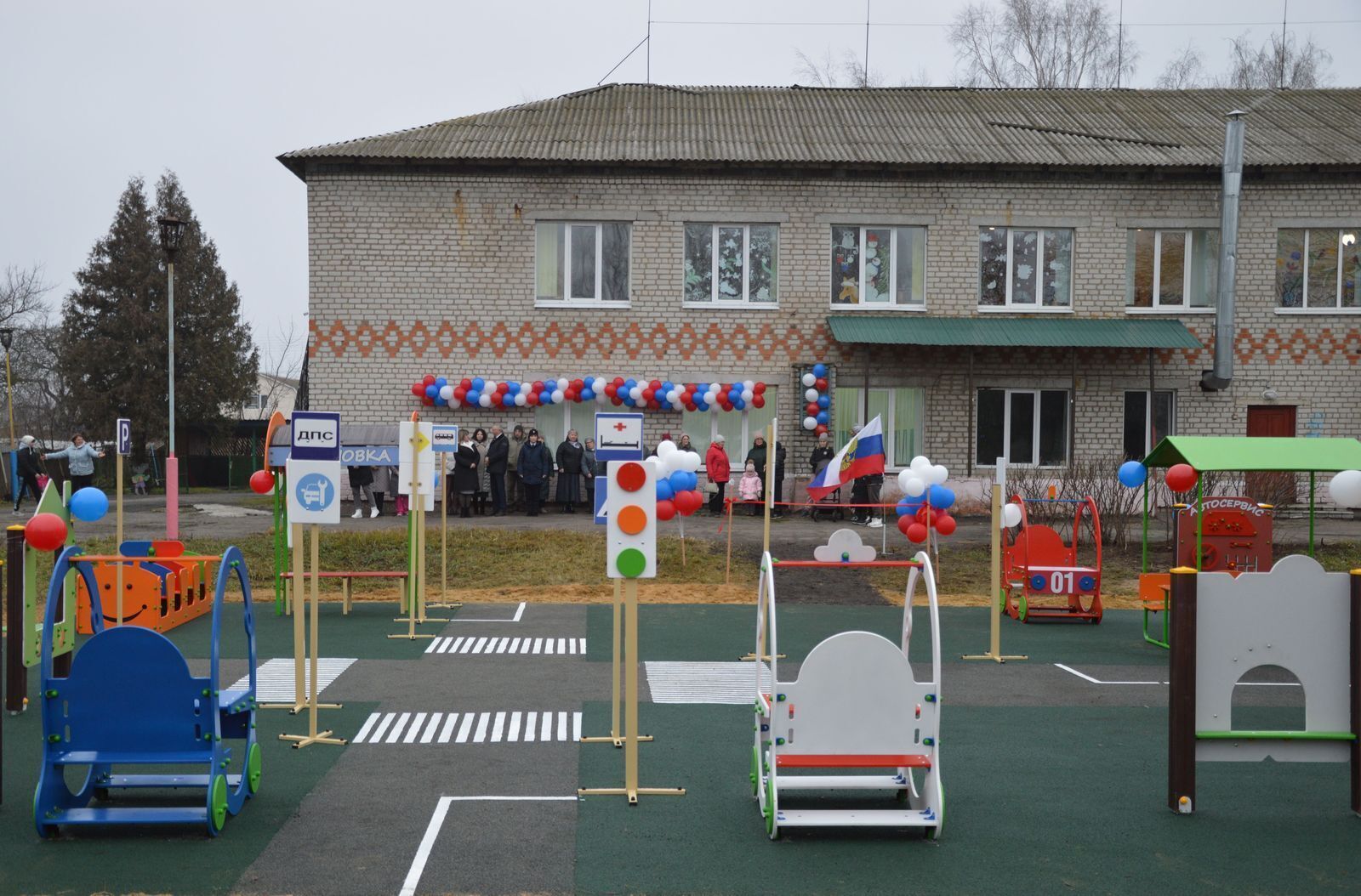 4 декабря в МБДОУ детский сад № 4 «Золушка» г. Стародуба открыли новую детскую площадку, выполненную в тематике «Большой город» из современных безопасных материалов с установкой красочного игрового оборудования в виде... 4 декабря в МБДОУ детский сад № 4 «Золушка» г. Стародуба открыли новую детскую площадку, выполненную в тематике «Большой город» из современных безопасных материалов с установкой красочного игрового оборудования в виде...