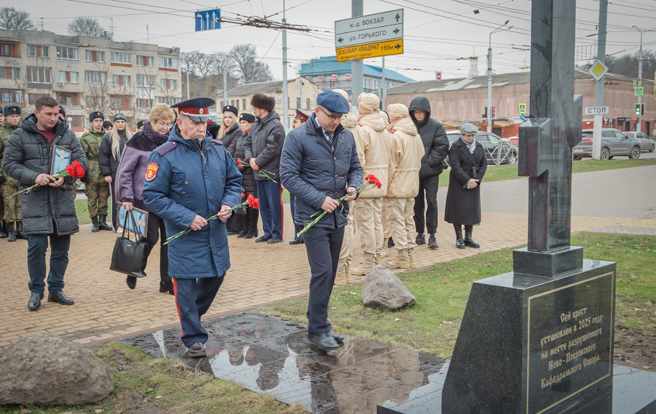 В Брянске открыли крест памяти воинам-защитникам Отечества В Брянске открыли крест памяти воинам-защитникам Отечества
