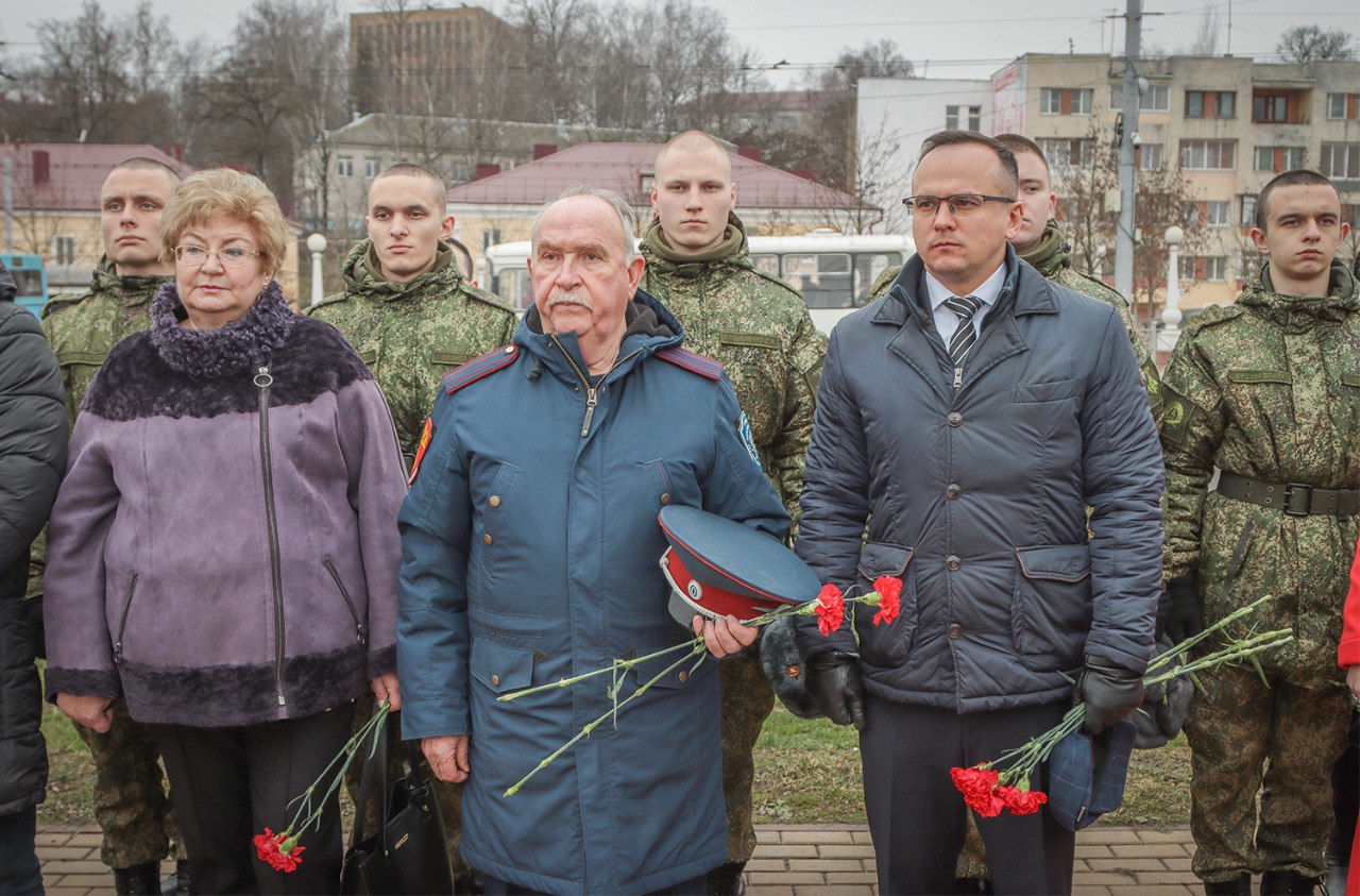 В Брянске открыли крест памяти воинам-защитникам Отечества В Брянске открыли крест памяти воинам-защитникам Отечества