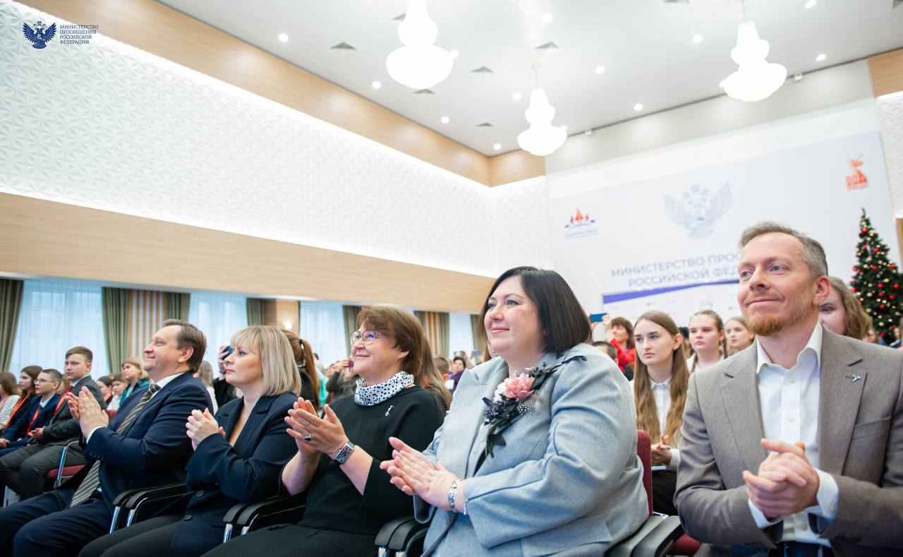 В Москве наградили победителей Всероссийского конкурса сочинений – 2025 В Москве наградили победителей Всероссийского конкурса сочинений – 2025