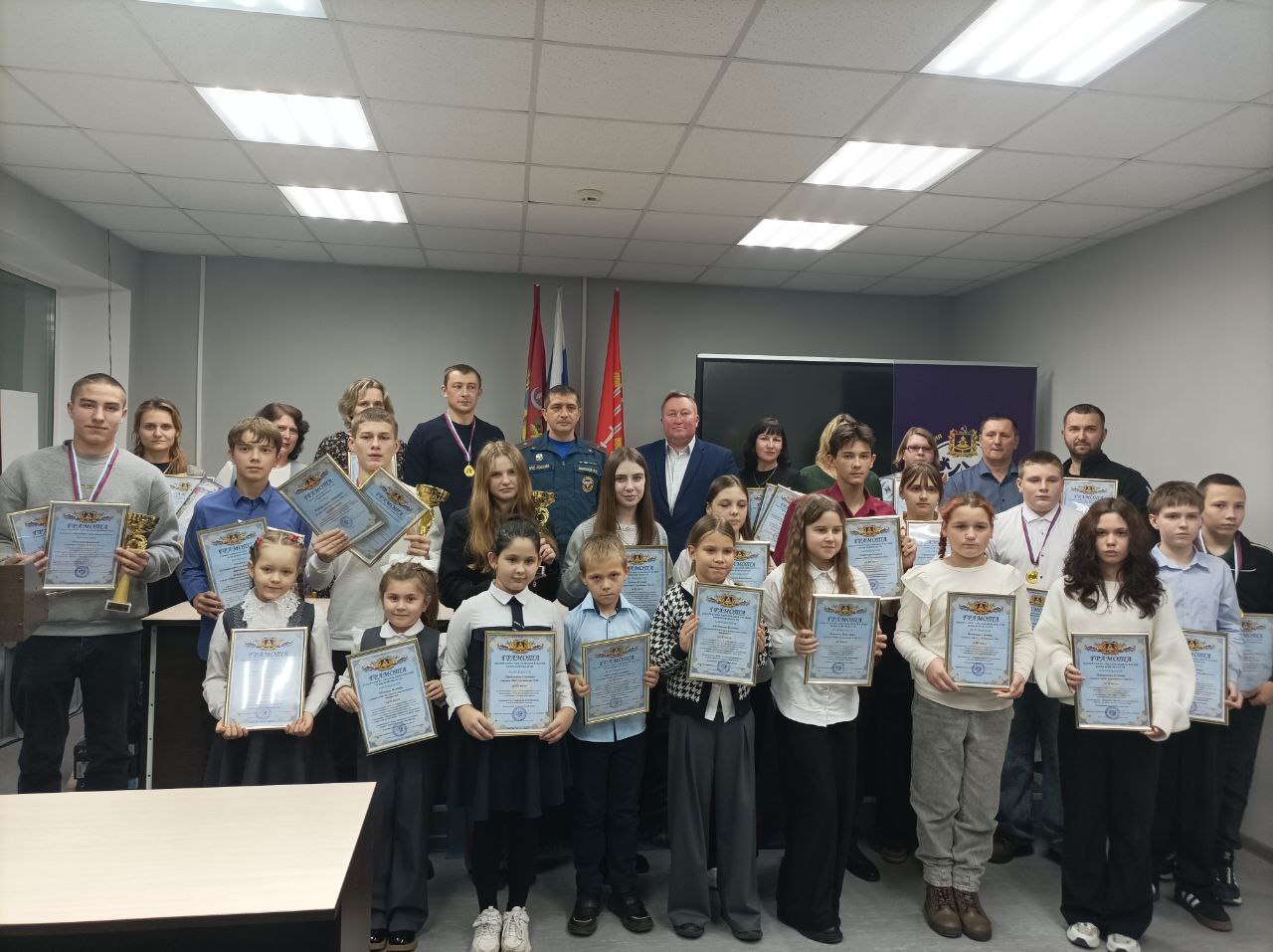 Вчера, 5 декабря, представители волонтерских отрядов Климовского района собрались за круглым столом, где обсудили насущные вопросы и наметили планы на будущее Вчера, 5 декабря, представители волонтерских отрядов Климовского района собрались за круглым столом, где обсудили насущные вопросы и наметили планы на будущее