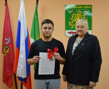 Ключи от однокомнатной квартиры врио главы администрации Гордеевского района Галина Сехина вручила Руслану Амяго