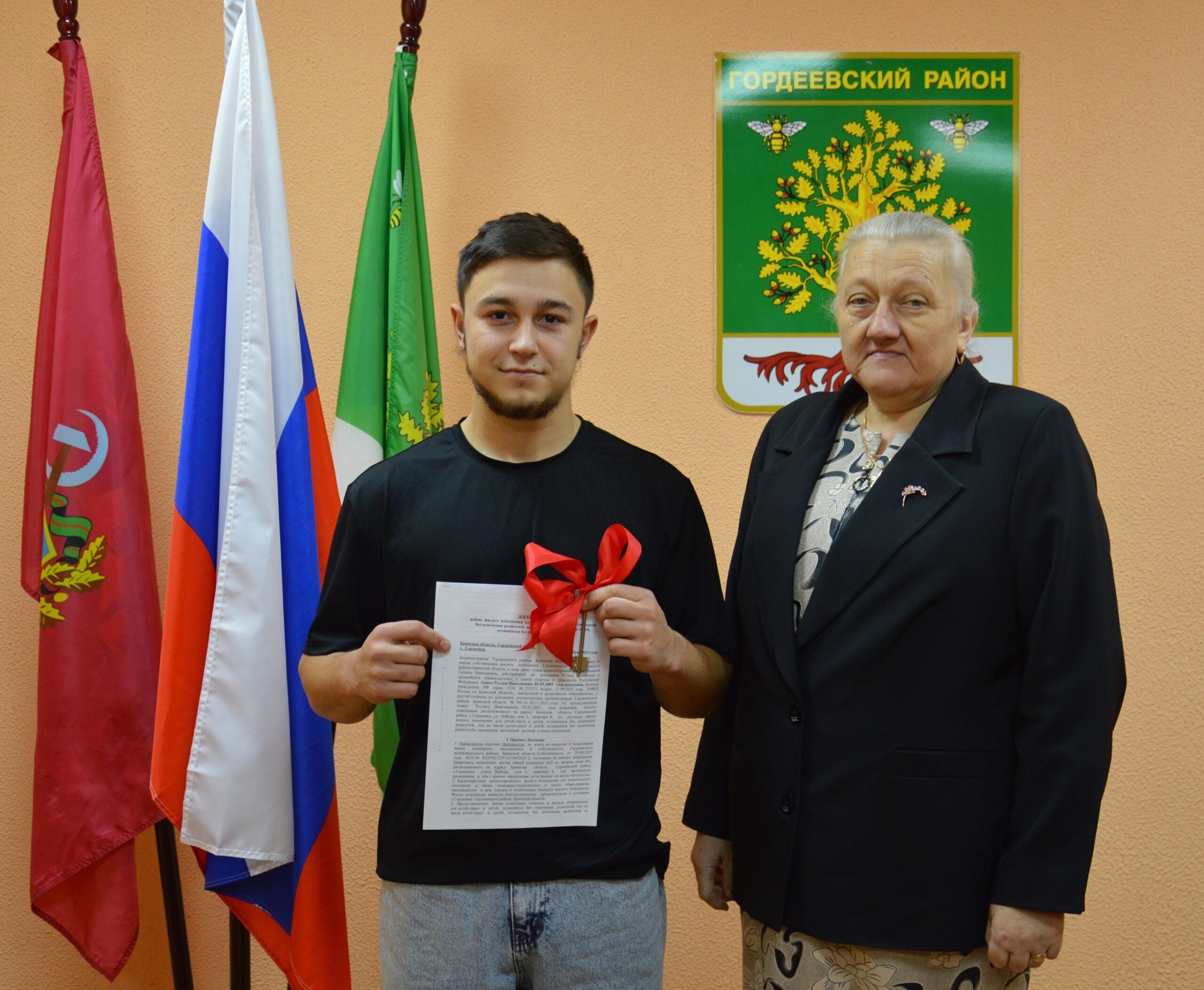 Ключи от однокомнатной квартиры врио главы администрации Гордеевского района Галина Сехина вручила Руслану Амяго