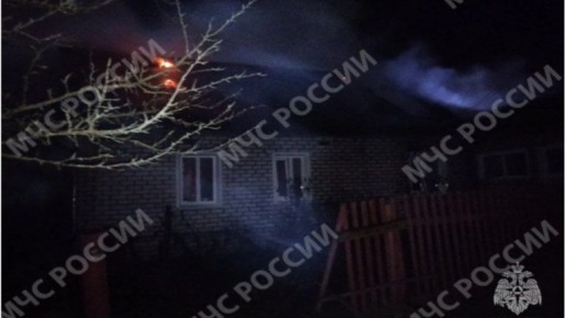 В Дятьково посреди ночи вспыхнули жилой дом и гараж