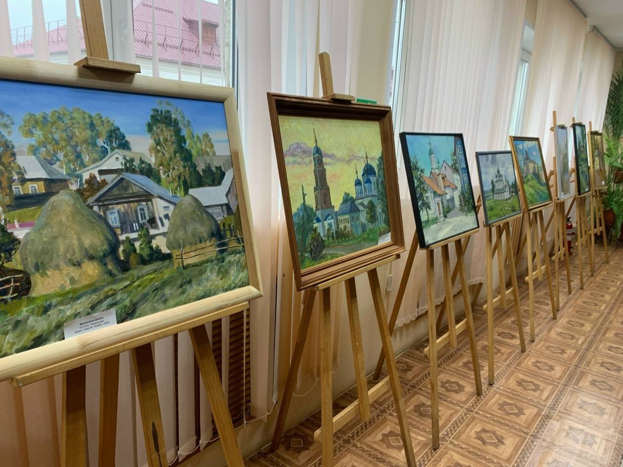 В Стародубе открылась выставка картин российских художников В Стародубе открылась выставка картин российских художников
