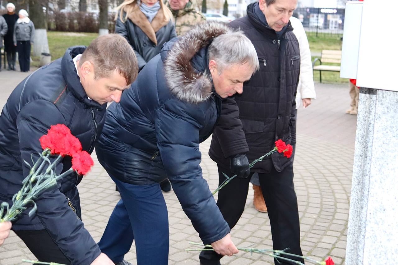 Сегодня, 9 декабря в сквере 70-летия Победы в Великой Отечественной войне 1941-1945 годов состоялся митинг, посвященный Дню Героев Отечества Сегодня, 9 декабря в сквере 70-летия Победы в Великой Отечественной войне 1941-1945 годов состоялся митинг, посвященный Дню Героев Отечества