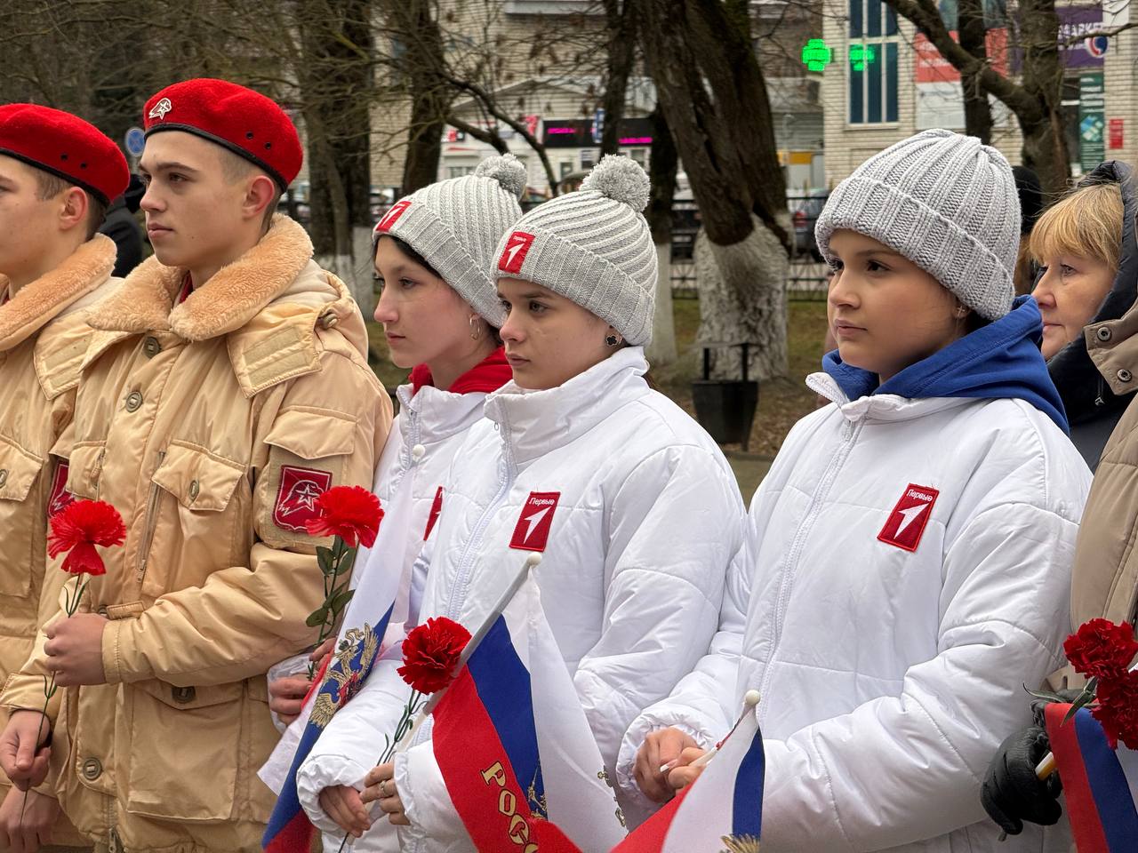 Сегодня на Аллее Героев прошло торжественное районное мероприятие, посвященное Дню Героев Отечества Сегодня на Аллее Героев прошло торжественное районное мероприятие, посвященное Дню Героев Отечества