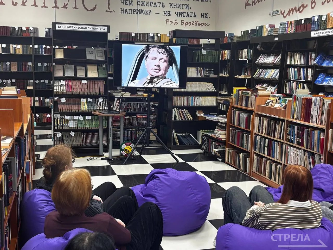 Арт-площадка «Брянсккниги» сегодня стала открытым кинотеатром, который совершенно свободно может посетить любой желающий Арт-площадка «Брянсккниги» сегодня стала открытым кинотеатром, который совершенно свободно может посетить любой желающий