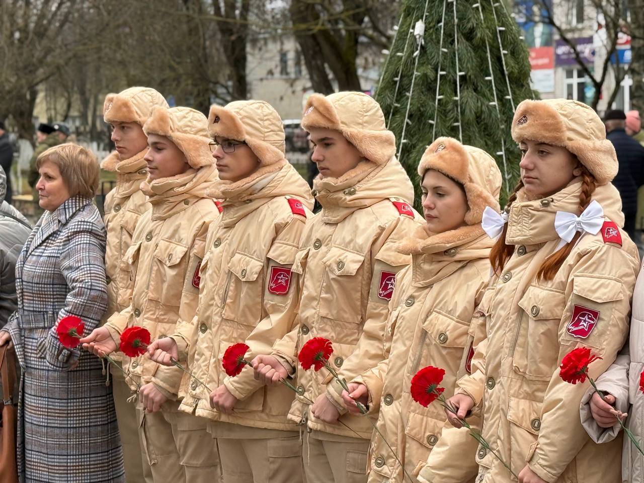 Сегодня на Аллее Героев прошло торжественное районное мероприятие, посвященное Дню Героев Отечества Сегодня на Аллее Героев прошло торжественное районное мероприятие, посвященное Дню Героев Отечества