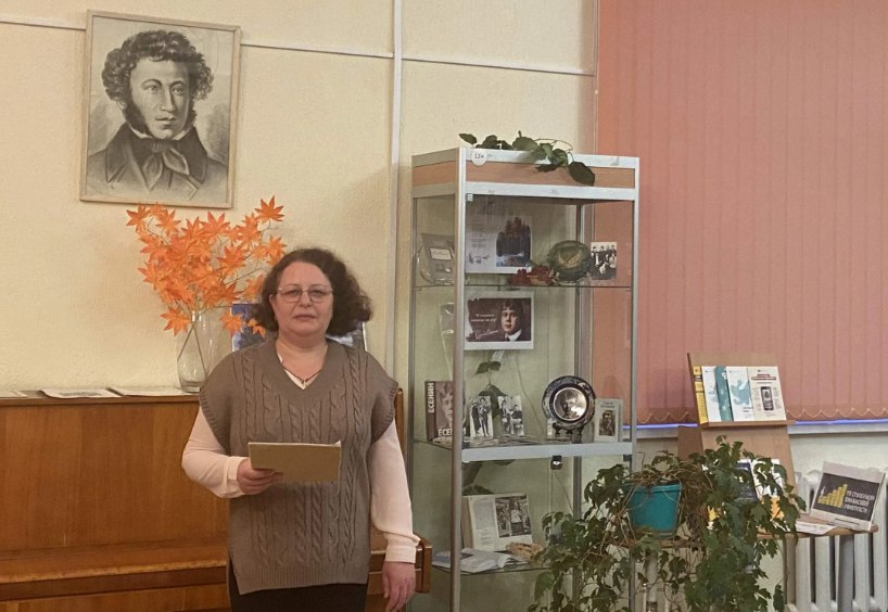 В библиотеке им. А. С. Пушкина для учащихся Клинцовского индустриально-педагогического колледжа прошёл урок мужества «Не ради славы и наград», посвящённый Дню Героев Отечества В библиотеке им. А. С. Пушкина для учащихся Клинцовского индустриально-педагогического колледжа прошёл урок мужества «Не ради славы и наград», посвящённый Дню Героев Отечества