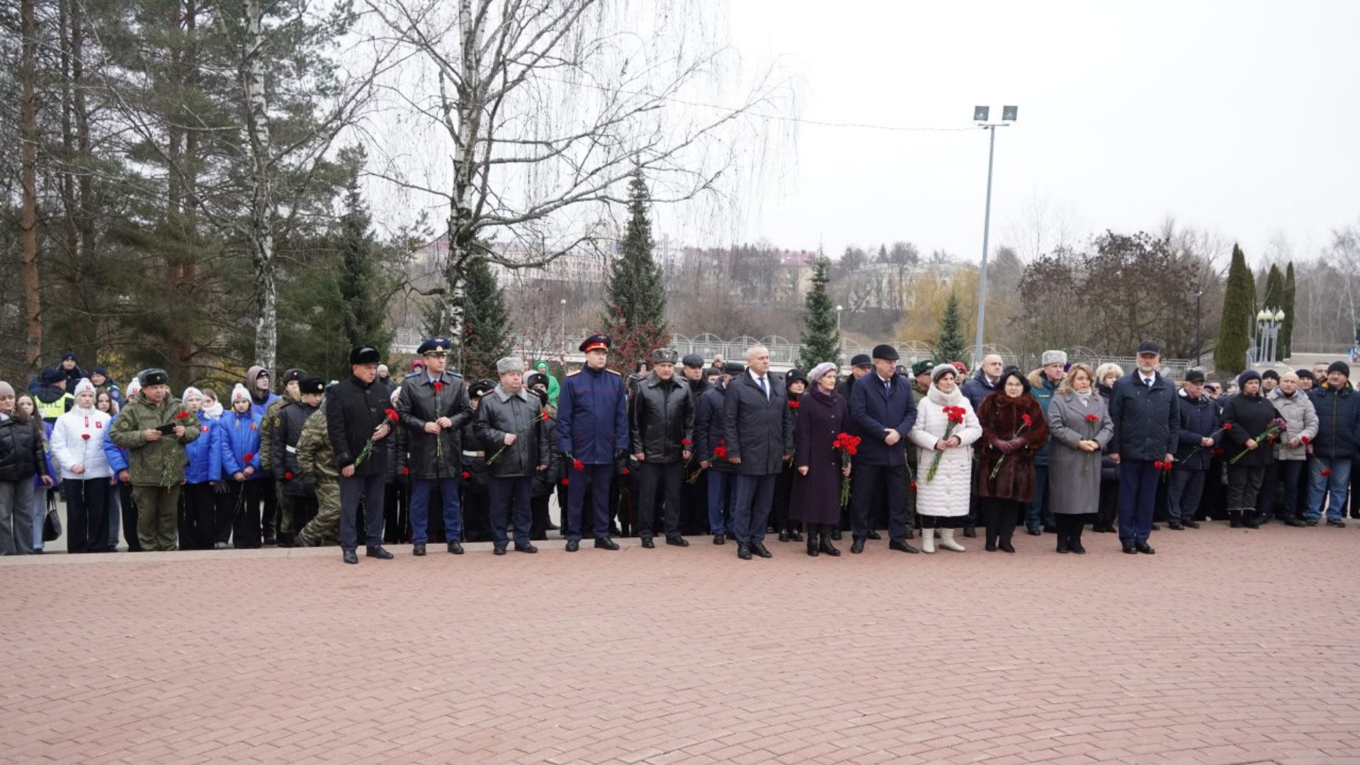 В Брянске почтили память Героев Отечества у мемориала "Круговая оборона"