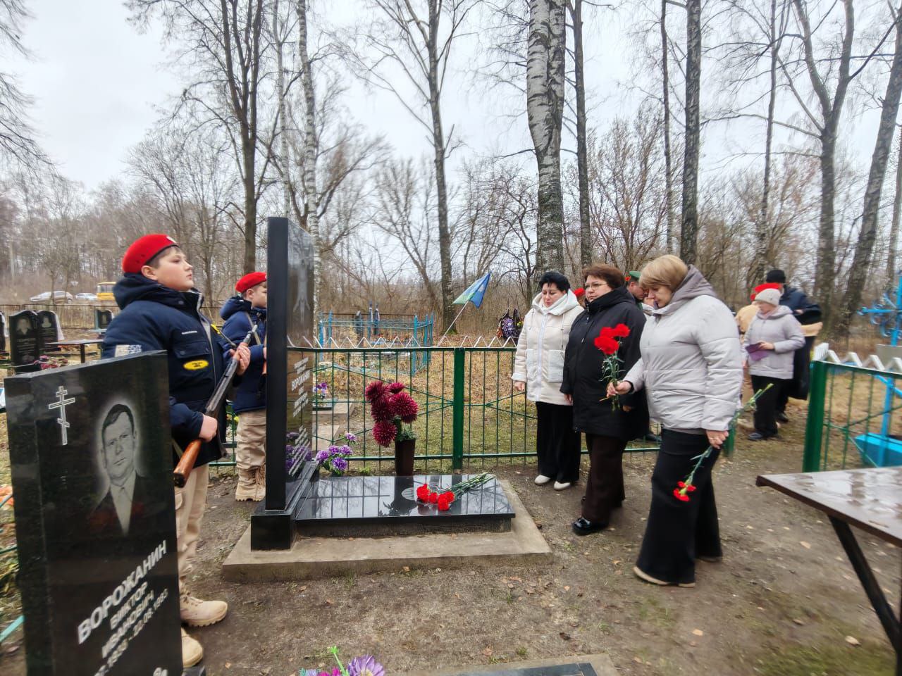Сегодня возложили цветы к могиле Героя России О. В. Ворожанина, который был по истине Героем Отечества и своего народа Сегодня возложили цветы к могиле Героя России О. В. Ворожанина, который был по истине Героем Отечества и своего народа
