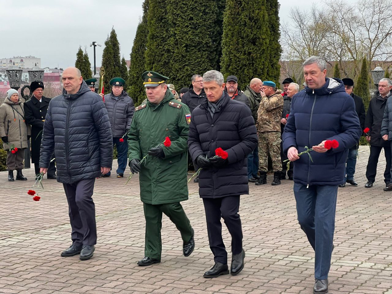 Сергей Евтеев: Сегодня у памятника Героям Отечества прошёл торжественный митинг, посвящённый празднику - Дню Героев Отечества Сергей Евтеев: Сегодня у памятника Героям Отечества прошёл торжественный митинг, посвящённый празднику - Дню Героев Отечества