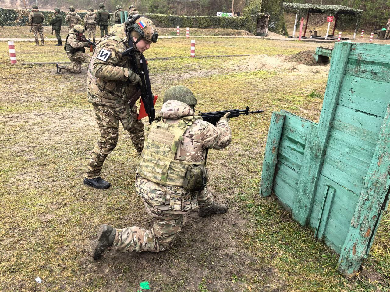 «И» – значит инструктор.. Бойцов «БАРС–Брянск» готовят опытные инструкторы Министерства обороны, настоящие профессионалы. Они обучают по направлениям общевойсковой и специальной подготовки, подготовки мобильных огневых групп...