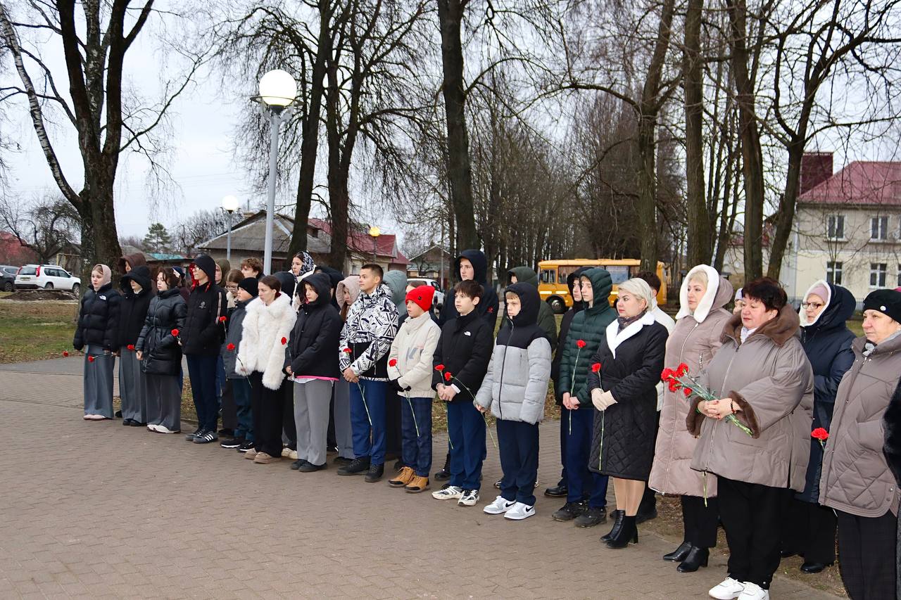 Сегодня, 9 декабря в сквере 70-летия Победы в Великой Отечественной войне 1941-1945 годов состоялся митинг, посвященный Дню Героев Отечества Сегодня, 9 декабря в сквере 70-летия Победы в Великой Отечественной войне 1941-1945 годов состоялся митинг, посвященный Дню Героев Отечества