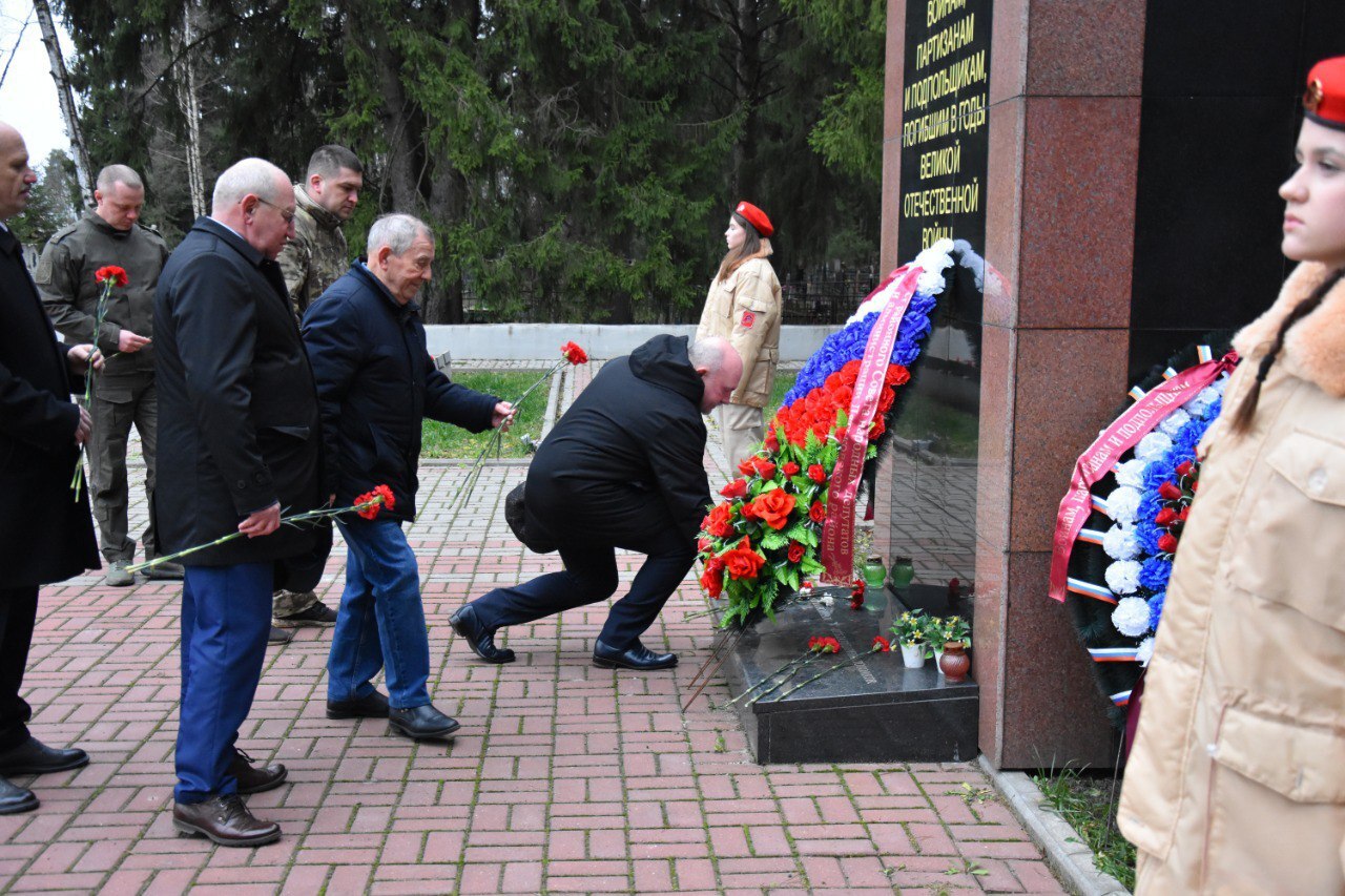 В Дятьковском районе почтили память погибших Героев Отечества В Дятьковском районе почтили память погибших Героев Отечества