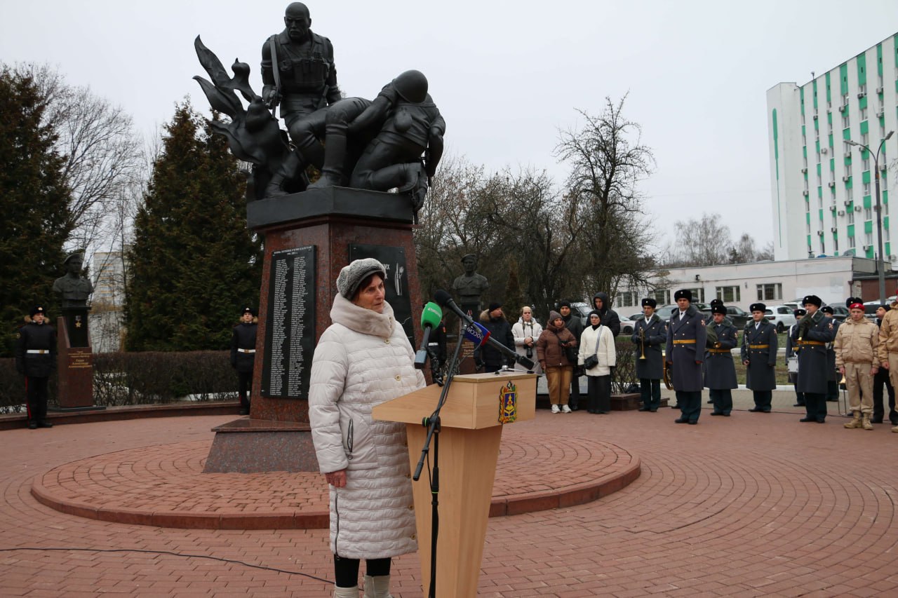 В День Героев Отечества у мемориала воинам-интернационалистам в Брянске, на аллее, где установлен памятник «Круговая оборона», спикер Валентин Суббот и депутаты областной Думы приняли участие в торжественной церемонии... В День Героев Отечества у мемориала воинам-интернационалистам в Брянске, на аллее, где установлен памятник «Круговая оборона», спикер Валентин Суббот и депутаты областной Думы приняли участие в торжественной церемонии...