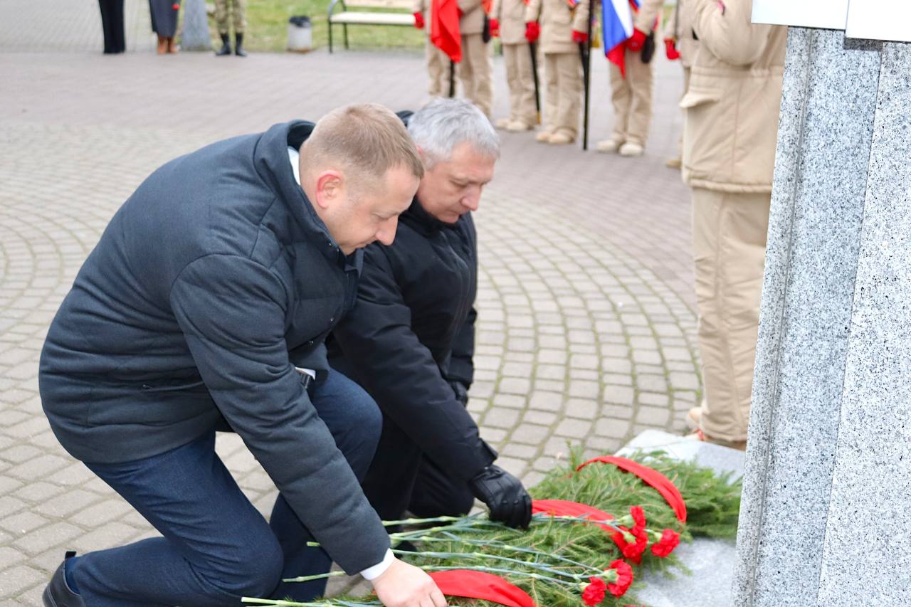 Сегодня, 9 декабря в сквере 70-летия Победы в Великой Отечественной войне 1941-1945 годов состоялся митинг, посвященный Дню Героев Отечества Сегодня, 9 декабря в сквере 70-летия Победы в Великой Отечественной войне 1941-1945 годов состоялся митинг, посвященный Дню Героев Отечества