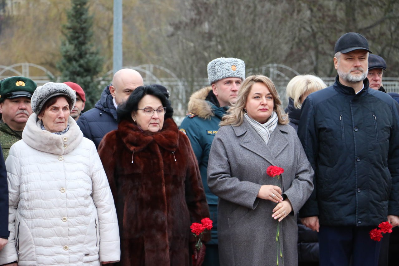 В День Героев Отечества у мемориала воинам-интернационалистам в Брянске, на аллее, где установлен памятник «Круговая оборона», спикер Валентин Суббот и депутаты областной Думы приняли участие в торжественной церемонии... В День Героев Отечества у мемориала воинам-интернационалистам в Брянске, на аллее, где установлен памятник «Круговая оборона», спикер Валентин Суббот и депутаты областной Думы приняли участие в торжественной церемонии...