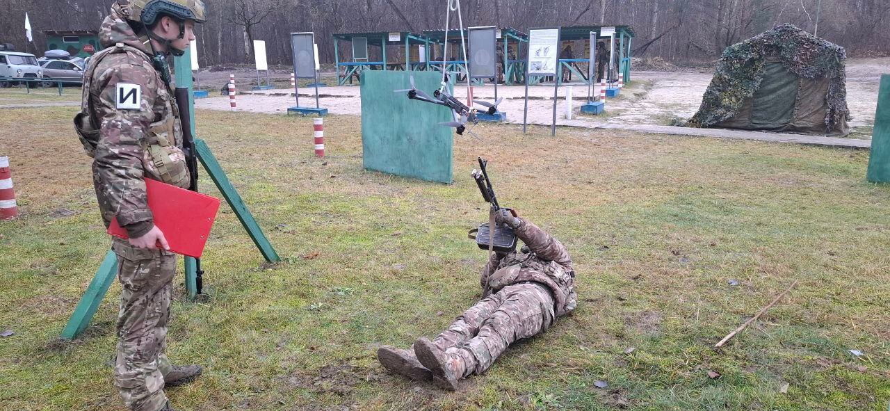 «И» – значит инструктор.. Бойцов «БАРС–Брянск» готовят опытные инструкторы Министерства обороны, настоящие профессионалы. Они обучают по направлениям общевойсковой и специальной подготовки, подготовки мобильных огневых групп... «И» – значит инструктор.. Бойцов «БАРС–Брянск» готовят опытные инструкторы Министерства обороны, настоящие профессионалы. Они обучают по направлениям общевойсковой и специальной подготовки, подготовки мобильных огневых групп...