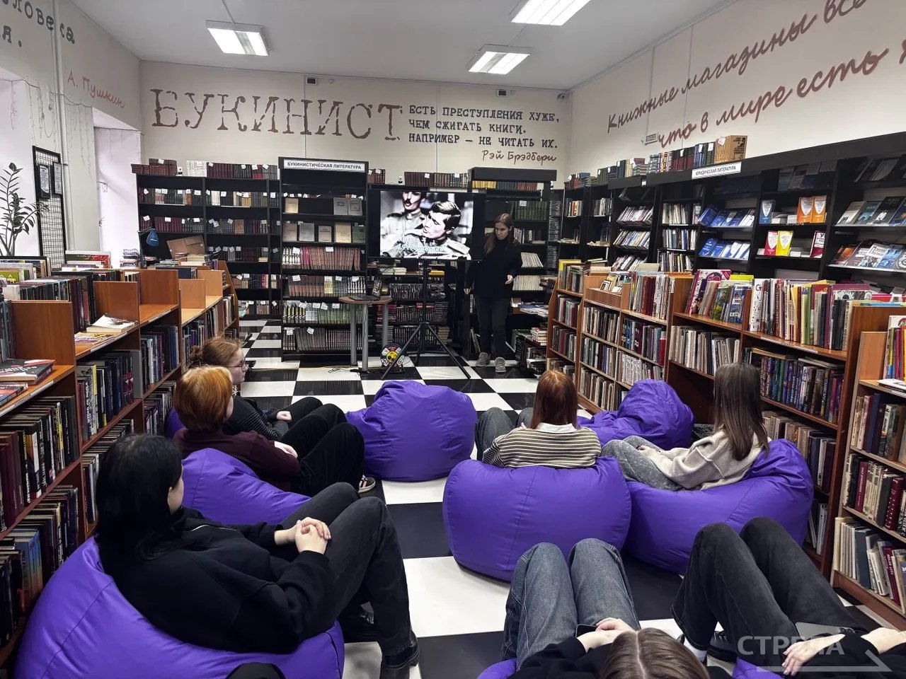 Арт-площадка «Брянсккниги» сегодня стала открытым кинотеатром, который совершенно свободно может посетить любой желающий Арт-площадка «Брянсккниги» сегодня стала открытым кинотеатром, который совершенно свободно может посетить любой желающий