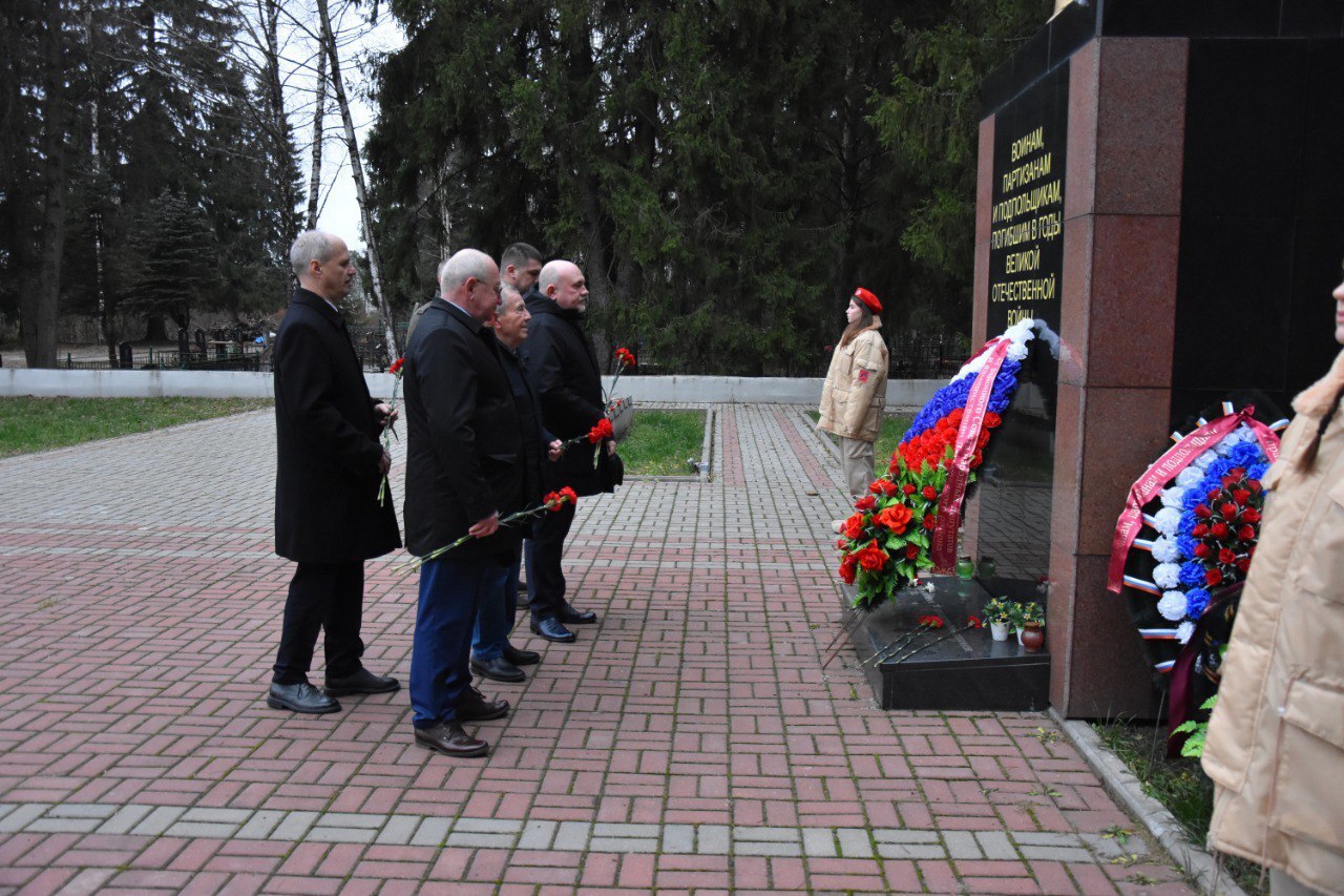 В Дятьковском районе почтили память погибших Героев Отечества В Дятьковском районе почтили память погибших Героев Отечества