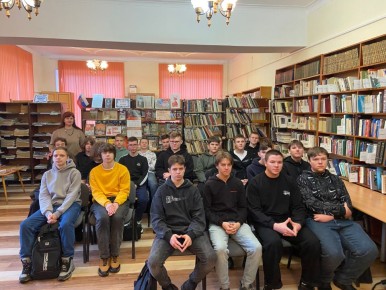 В библиотеке им. А. С. Пушкина для учащихся Клинцовского индустриально-педагогического колледжа прошёл урок мужества «Не ради славы и наград», посвящённый Дню Героев Отечества