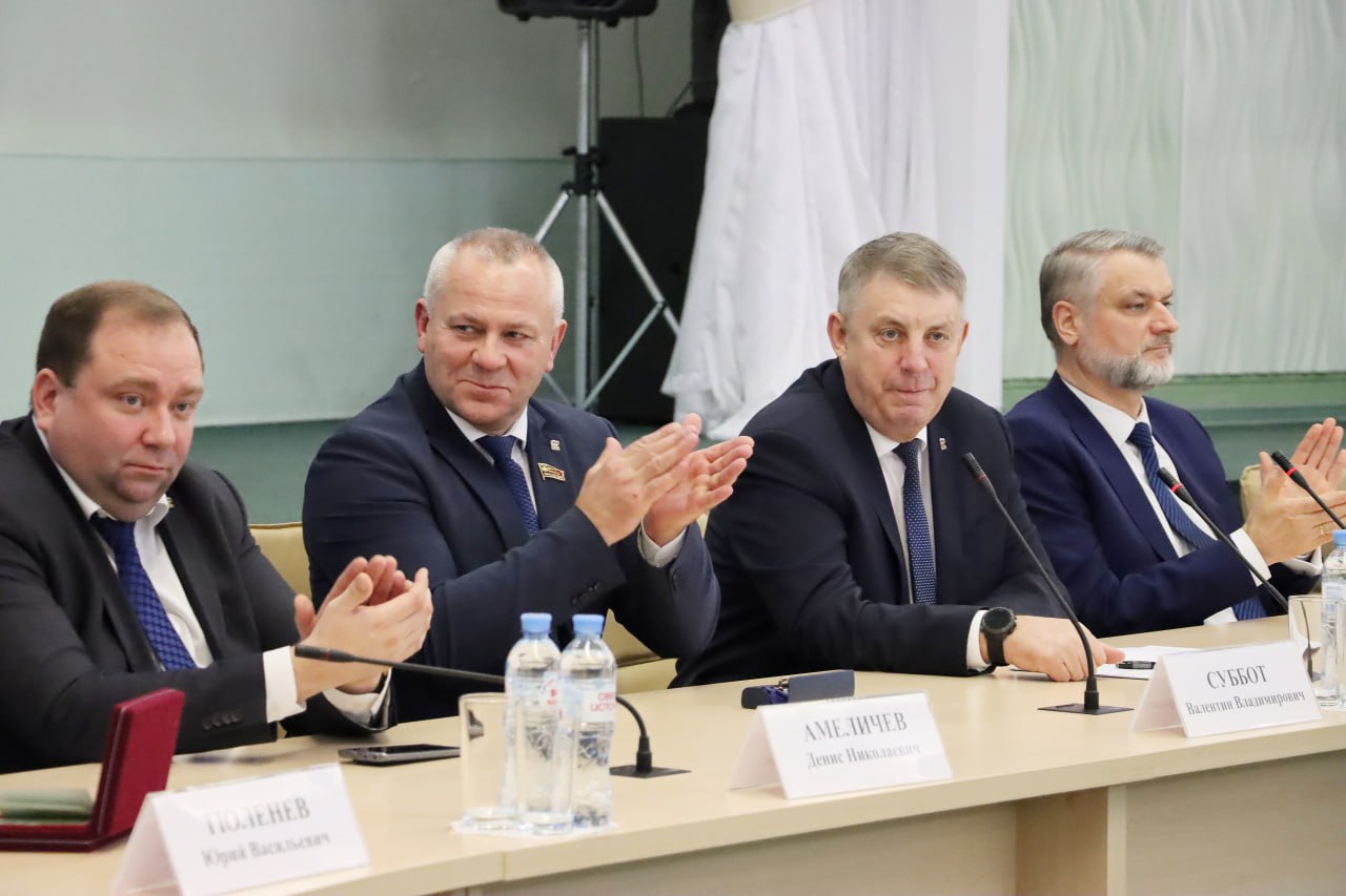 90 лет истории: в честь юбилея Брянского химического завода имени 50-летия СССР руководители региона вручили заслуженные награды передовикам производства! 90 лет истории: в честь юбилея Брянского химического завода имени 50-летия СССР руководители региона вручили заслуженные награды передовикам производства!