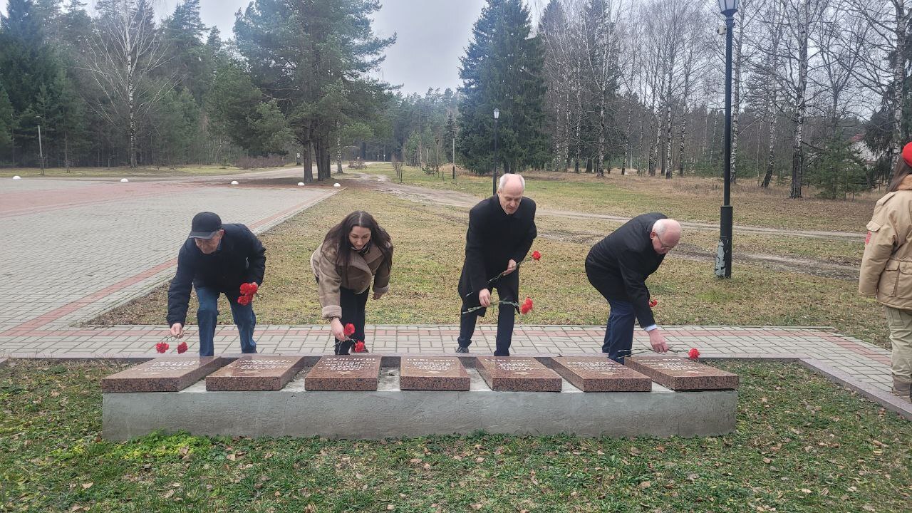 В Дятьковском районе почтили память погибших Героев Отечества В Дятьковском районе почтили память погибших Героев Отечества