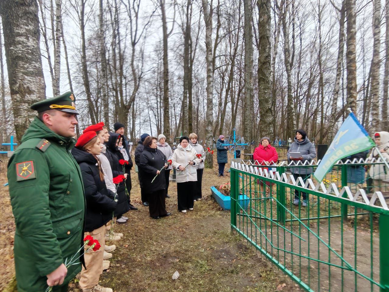 Сегодня возложили цветы к могиле Героя России О. В. Ворожанина, который был по истине Героем Отечества и своего народа Сегодня возложили цветы к могиле Героя России О. В. Ворожанина, который был по истине Героем Отечества и своего народа