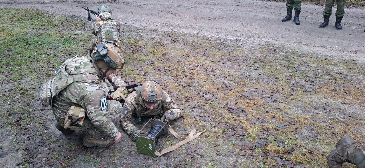 «И» – значит инструктор.. Бойцов «БАРС–Брянск» готовят опытные инструкторы Министерства обороны, настоящие профессионалы. Они обучают по направлениям общевойсковой и специальной подготовки, подготовки мобильных огневых групп... «И» – значит инструктор.. Бойцов «БАРС–Брянск» готовят опытные инструкторы Министерства обороны, настоящие профессионалы. Они обучают по направлениям общевойсковой и специальной подготовки, подготовки мобильных огневых групп...