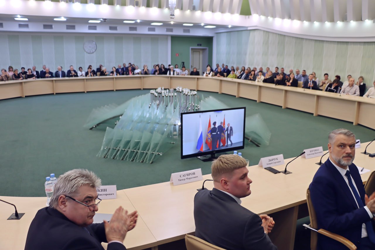 90 лет истории: в честь юбилея Брянского химического завода имени 50-летия СССР руководители региона вручили заслуженные награды передовикам производства! 90 лет истории: в честь юбилея Брянского химического завода имени 50-летия СССР руководители региона вручили заслуженные награды передовикам производства!