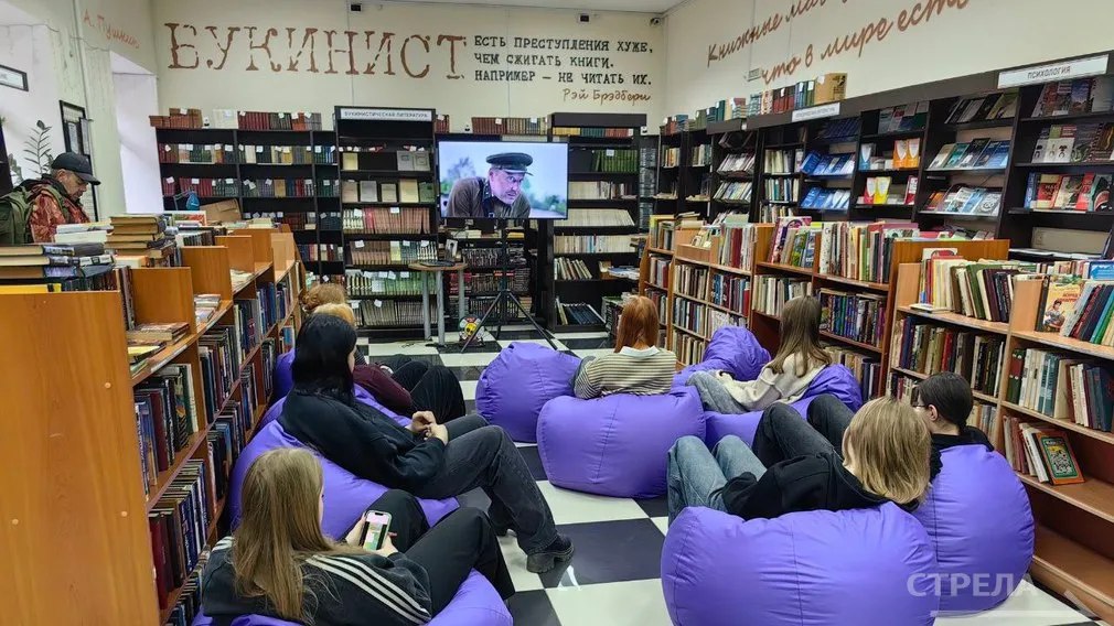 Арт-площадка «Брянсккниги» сегодня стала открытым кинотеатром, который совершенно свободно может посетить любой желающий