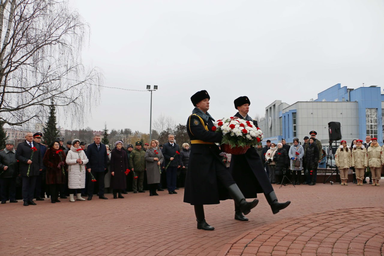 В День Героев Отечества у мемориала воинам-интернационалистам в Брянске, на аллее, где установлен памятник «Круговая оборона», спикер Валентин Суббот и депутаты областной Думы приняли участие в торжественной церемонии... В День Героев Отечества у мемориала воинам-интернационалистам в Брянске, на аллее, где установлен памятник «Круговая оборона», спикер Валентин Суббот и депутаты областной Думы приняли участие в торжественной церемонии...