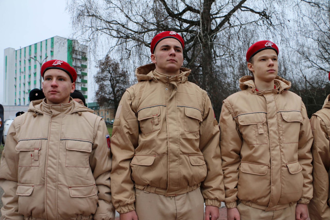 В День Героев Отечества у мемориала воинам-интернационалистам в Брянске, на аллее, где установлен памятник «Круговая оборона», спикер Валентин Суббот и депутаты областной Думы приняли участие в торжественной церемонии... В День Героев Отечества у мемориала воинам-интернационалистам в Брянске, на аллее, где установлен памятник «Круговая оборона», спикер Валентин Суббот и депутаты областной Думы приняли участие в торжественной церемонии...