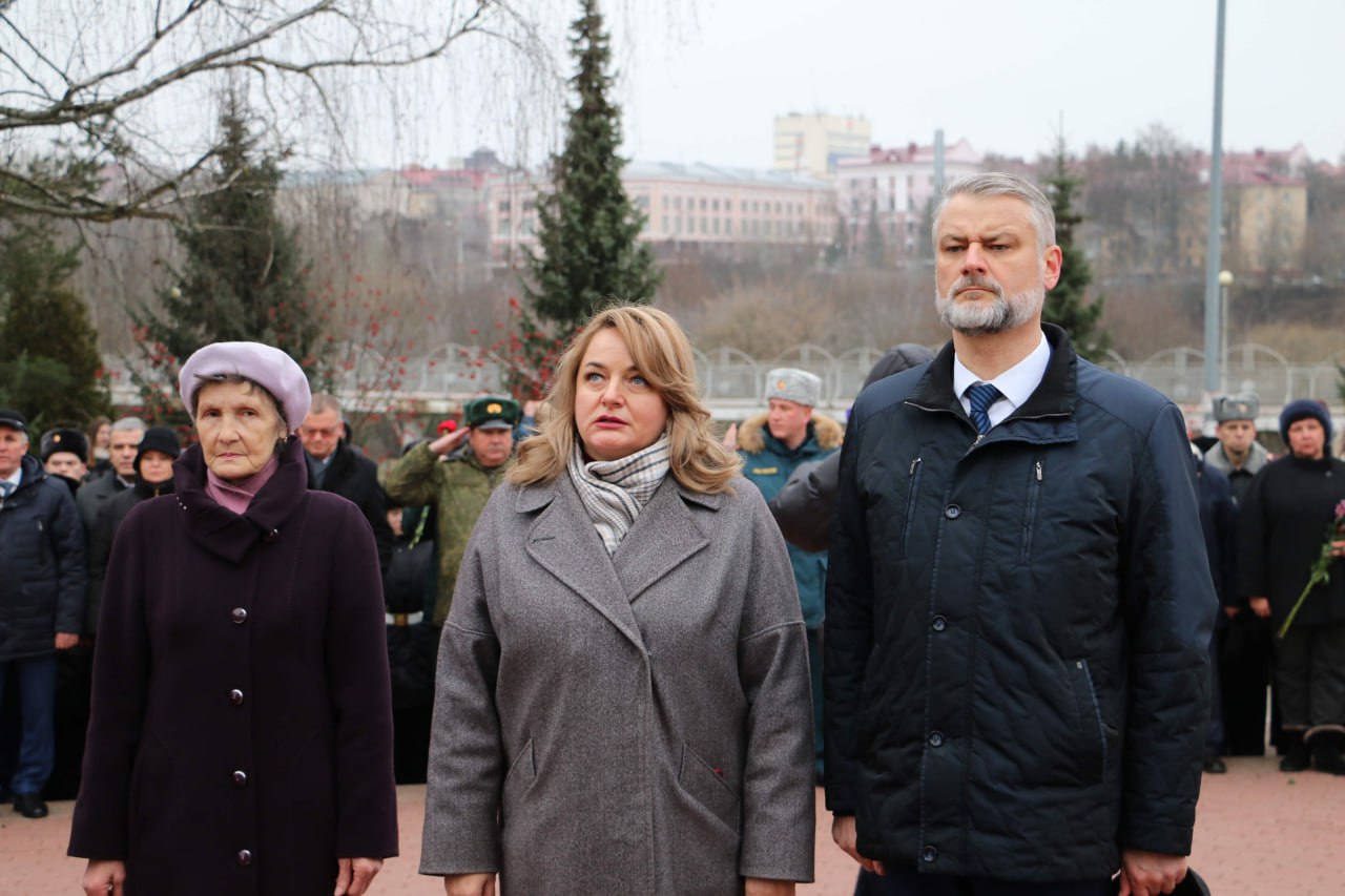 В День Героев Отечества у мемориала воинам-интернационалистам в Брянске, на аллее, где установлен памятник «Круговая оборона», спикер Валентин Суббот и депутаты областной Думы приняли участие в торжественной церемонии... В День Героев Отечества у мемориала воинам-интернационалистам в Брянске, на аллее, где установлен памятник «Круговая оборона», спикер Валентин Суббот и депутаты областной Думы приняли участие в торжественной церемонии...