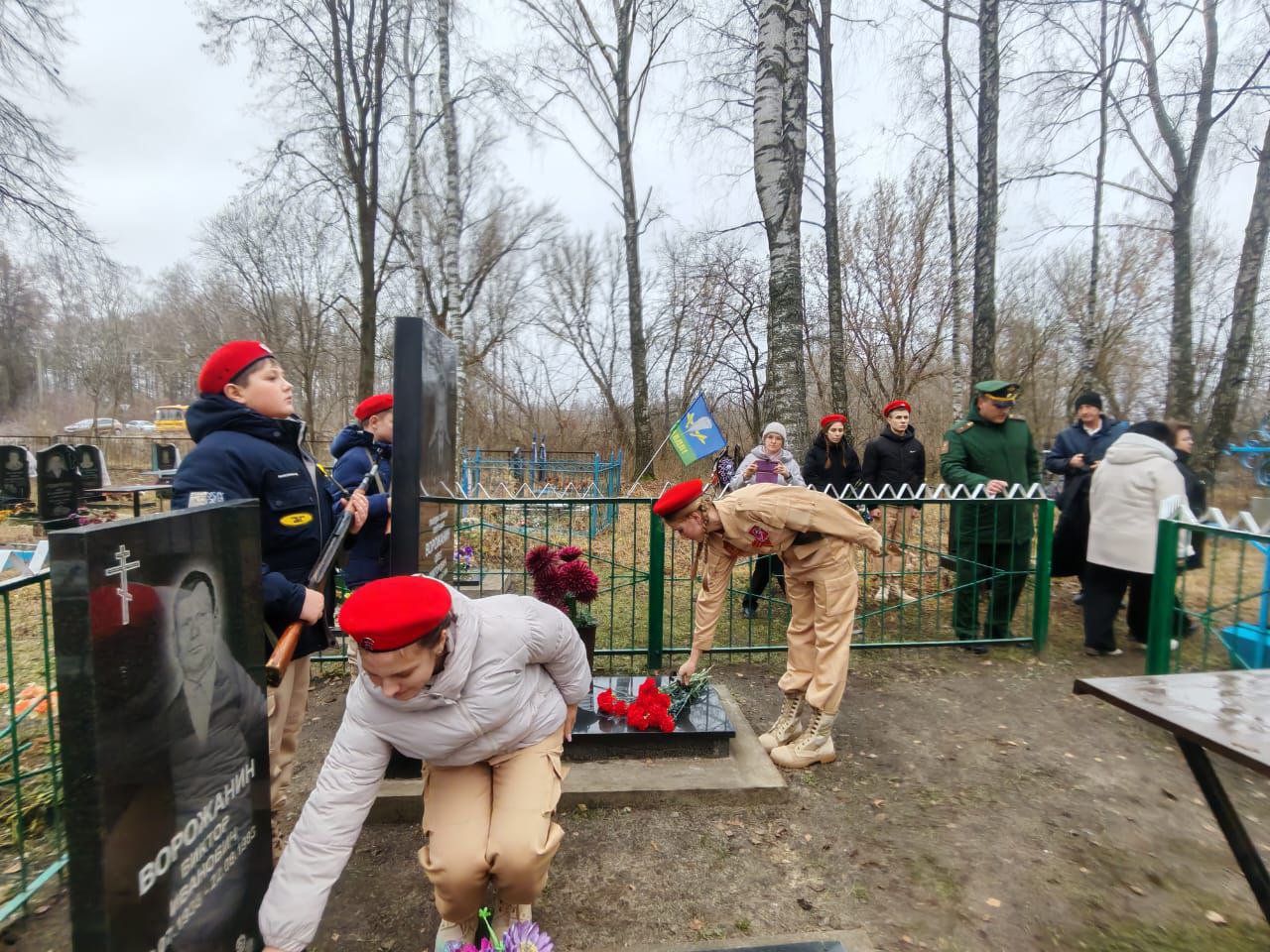Сегодня возложили цветы к могиле Героя России О. В. Ворожанина, который был по истине Героем Отечества и своего народа Сегодня возложили цветы к могиле Героя России О. В. Ворожанина, который был по истине Героем Отечества и своего народа