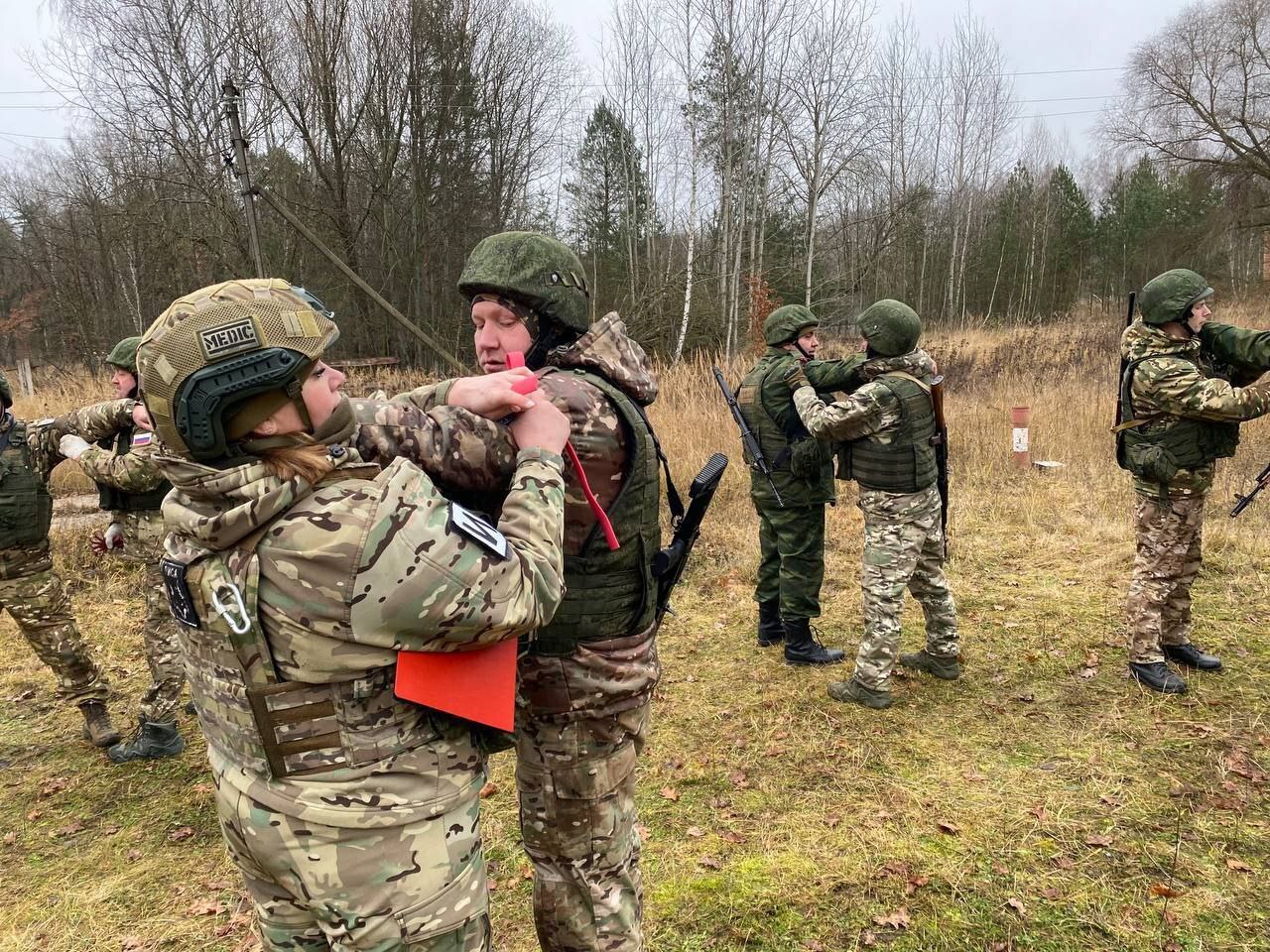 «И» – значит инструктор.. Бойцов «БАРС–Брянск» готовят опытные инструкторы Министерства обороны, настоящие профессионалы. Они обучают по направлениям общевойсковой и специальной подготовки, подготовки мобильных огневых групп... «И» – значит инструктор.. Бойцов «БАРС–Брянск» готовят опытные инструкторы Министерства обороны, настоящие профессионалы. Они обучают по направлениям общевойсковой и специальной подготовки, подготовки мобильных огневых групп...