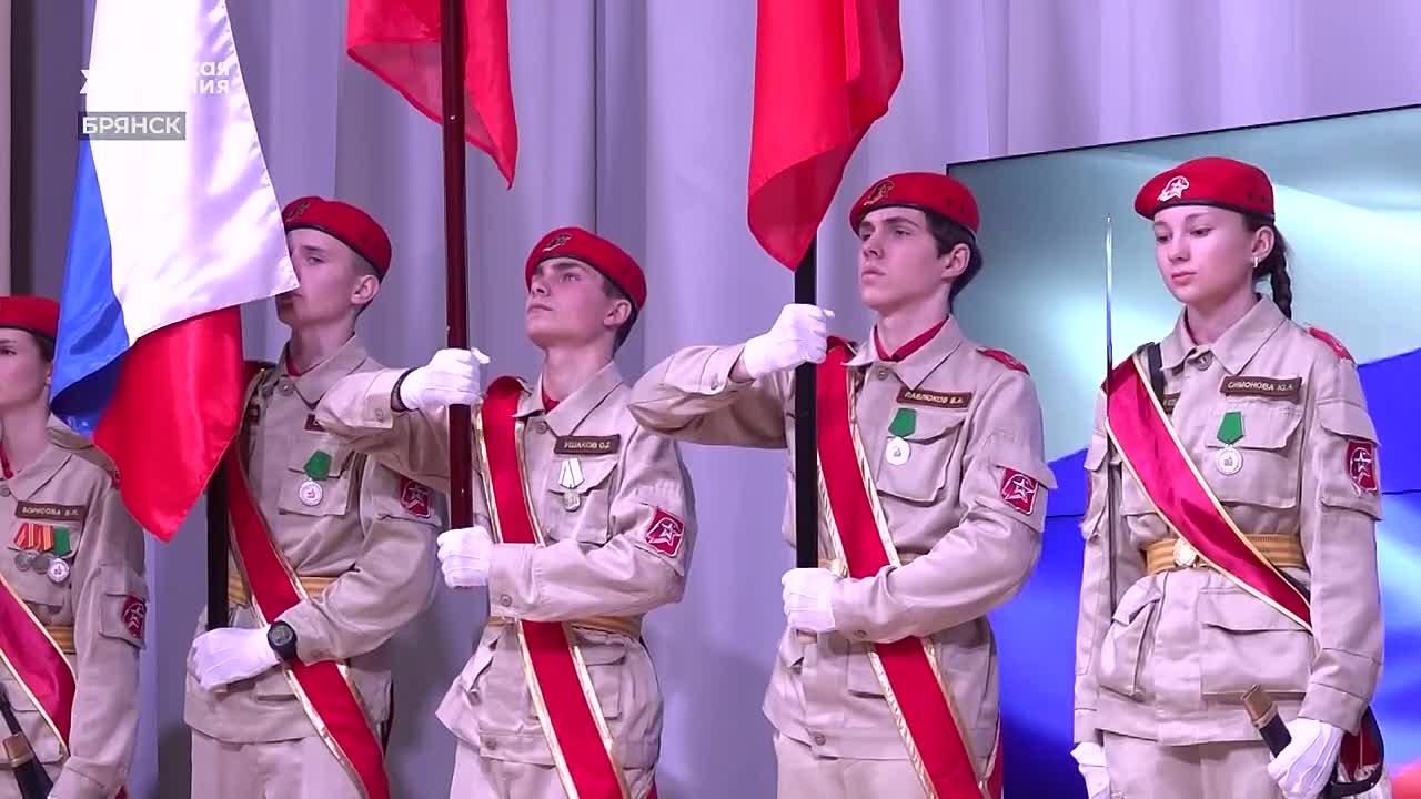 Лучшим юнармейцам вручили знаки отличия, их наставникам — медали «За заслуги»