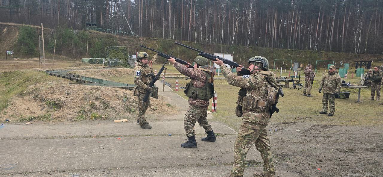 «И» – значит инструктор.. Бойцов «БАРС–Брянск» готовят опытные инструкторы Министерства обороны, настоящие профессионалы. Они обучают по направлениям общевойсковой и специальной подготовки, подготовки мобильных огневых групп... «И» – значит инструктор.. Бойцов «БАРС–Брянск» готовят опытные инструкторы Министерства обороны, настоящие профессионалы. Они обучают по направлениям общевойсковой и специальной подготовки, подготовки мобильных огневых групп...