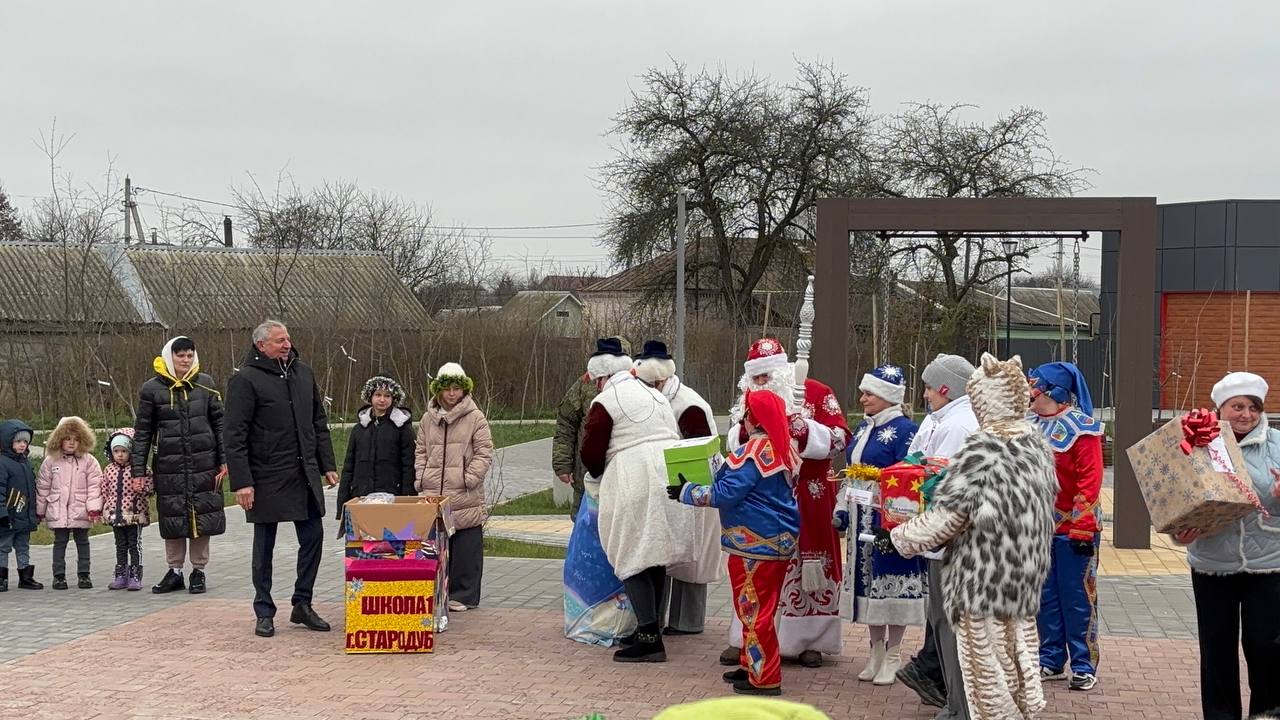9 декабря 2025 года в нашем округе торжественно встречали главную новогоднюю ель 9 декабря 2025 года в нашем округе торжественно встречали главную новогоднюю ель