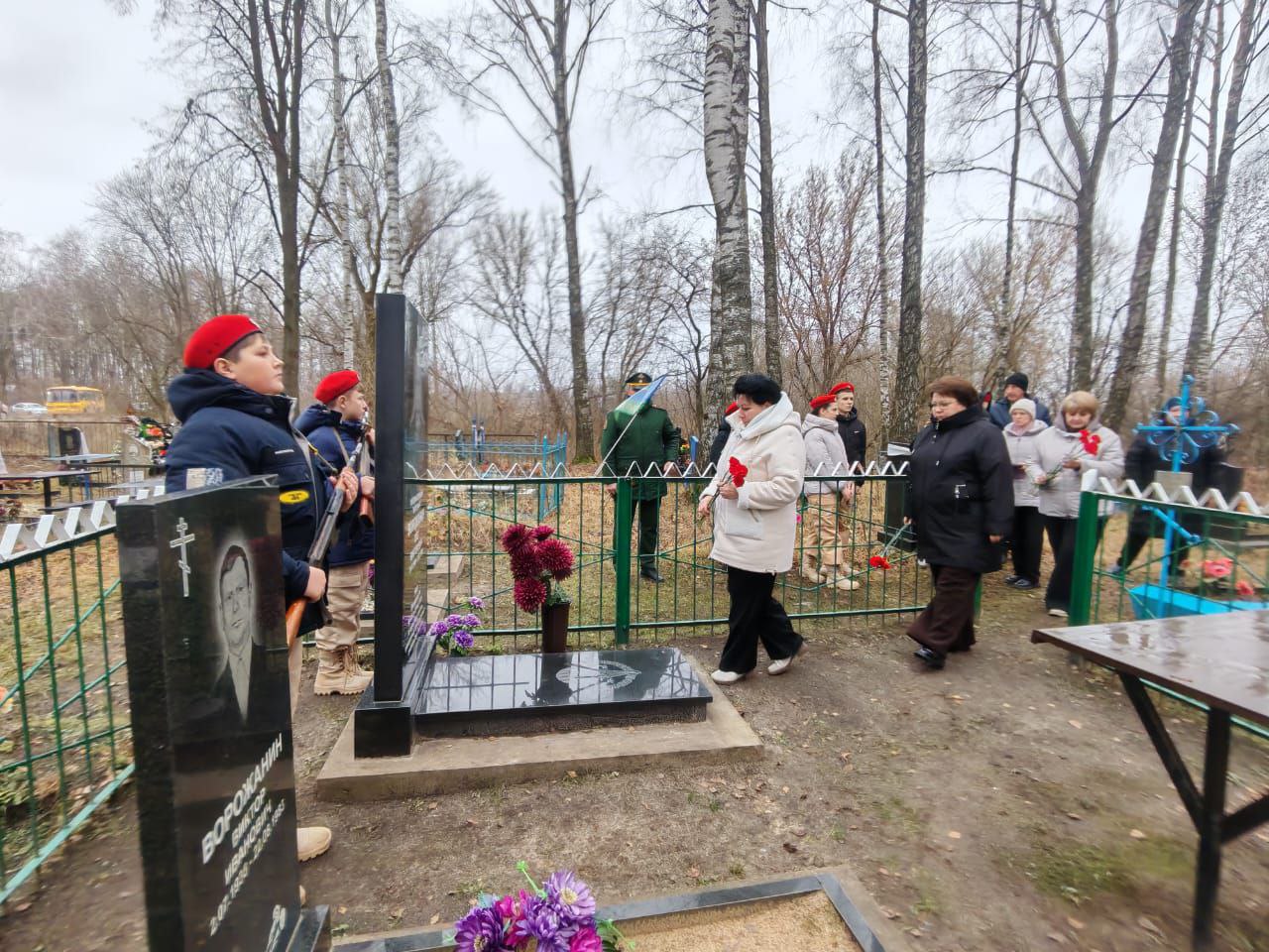 Сегодня возложили цветы к могиле Героя России О. В. Ворожанина, который был по истине Героем Отечества и своего народа Сегодня возложили цветы к могиле Героя России О. В. Ворожанина, который был по истине Героем Отечества и своего народа