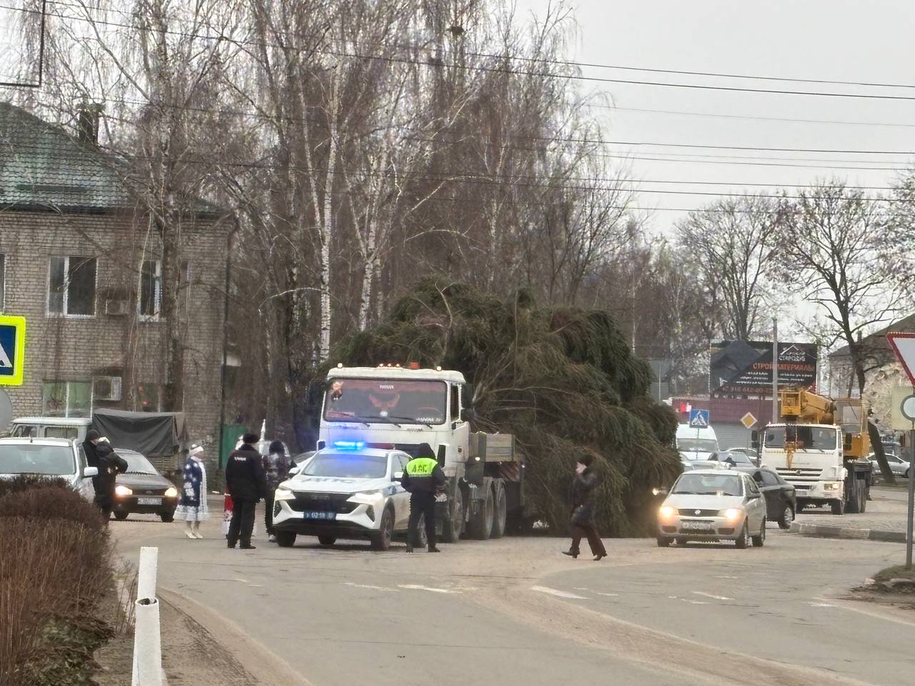 9 декабря 2025 года в нашем округе торжественно встречали главную новогоднюю ель