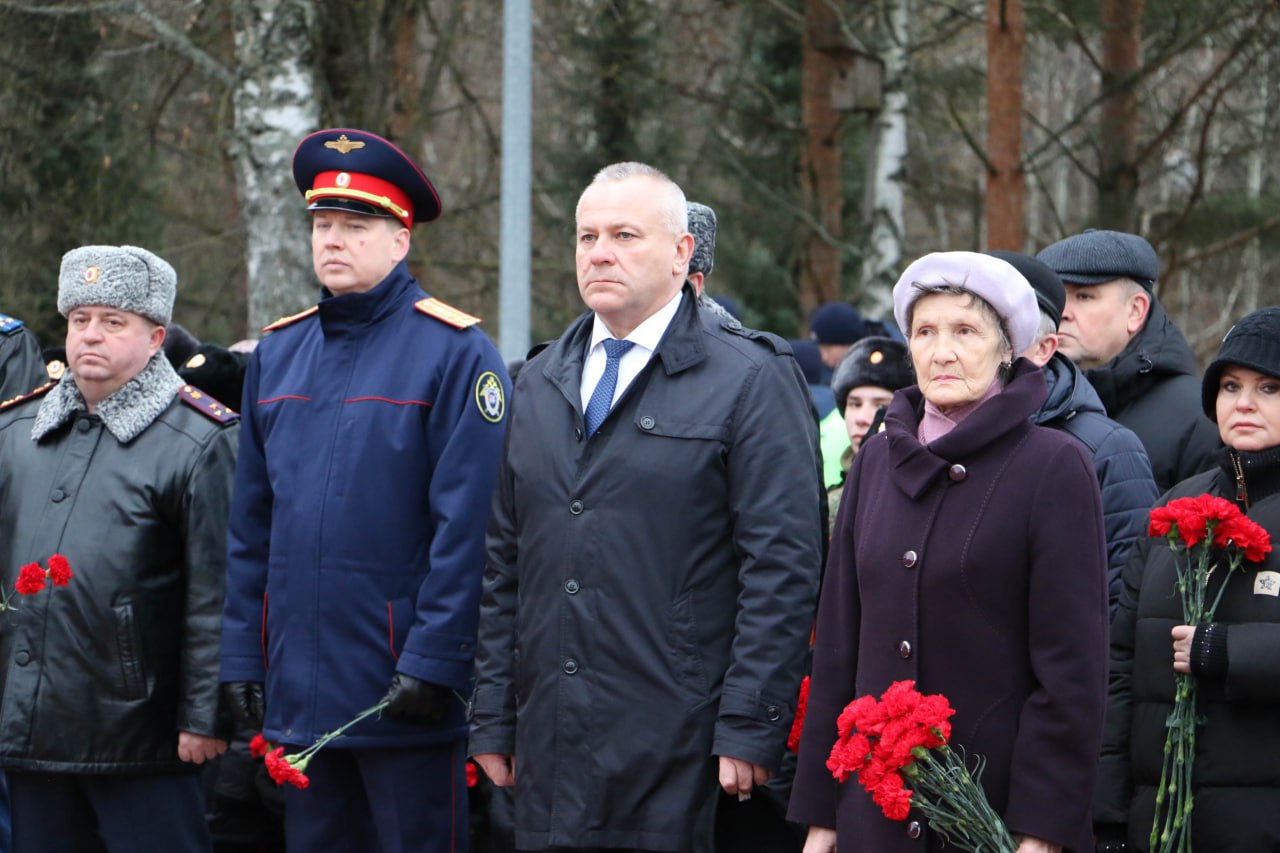 В День Героев Отечества у мемориала воинам-интернационалистам в Брянске, на аллее, где установлен памятник «Круговая оборона», спикер Валентин Суббот и депутаты областной Думы приняли участие в торжественной церемонии... В День Героев Отечества у мемориала воинам-интернационалистам в Брянске, на аллее, где установлен памятник «Круговая оборона», спикер Валентин Суббот и депутаты областной Думы приняли участие в торжественной церемонии...