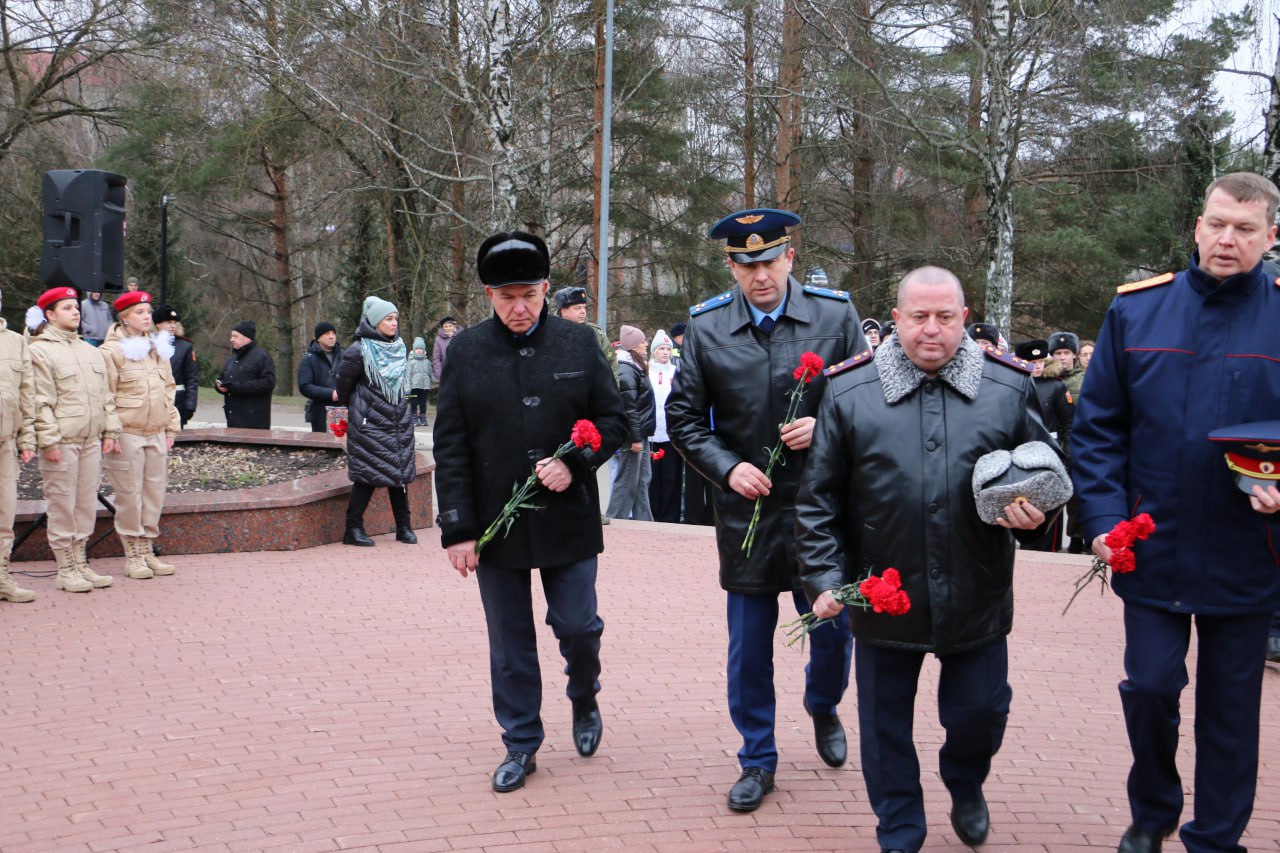 В День Героев Отечества у мемориала воинам-интернационалистам в Брянске, на аллее, где установлен памятник «Круговая оборона», спикер Валентин Суббот и депутаты областной Думы приняли участие в торжественной церемонии... В День Героев Отечества у мемориала воинам-интернационалистам в Брянске, на аллее, где установлен памятник «Круговая оборона», спикер Валентин Суббот и депутаты областной Думы приняли участие в торжественной церемонии...
