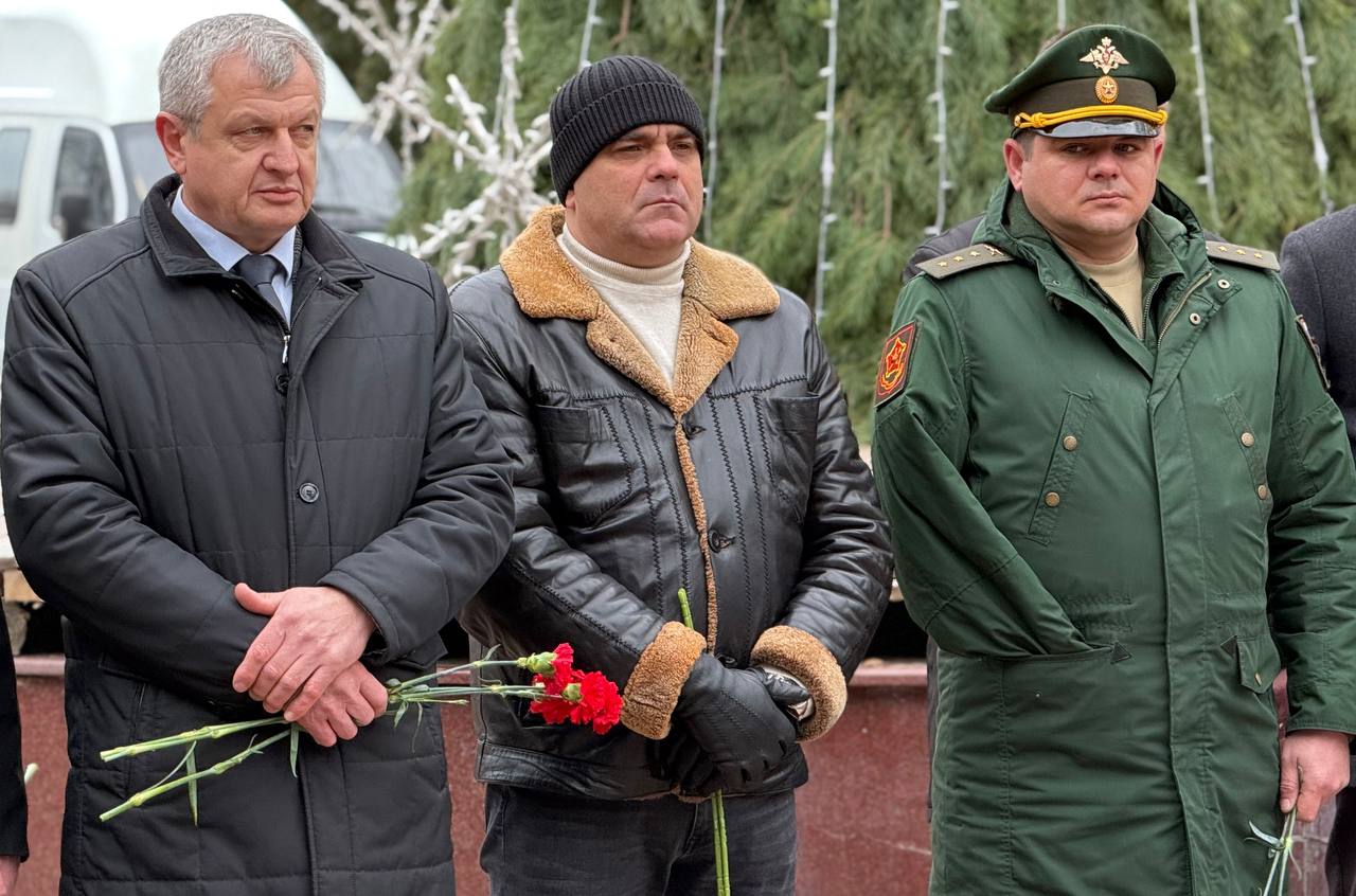 Сегодня на Аллее Героев прошло торжественное районное мероприятие, посвященное Дню Героев Отечества Сегодня на Аллее Героев прошло торжественное районное мероприятие, посвященное Дню Героев Отечества