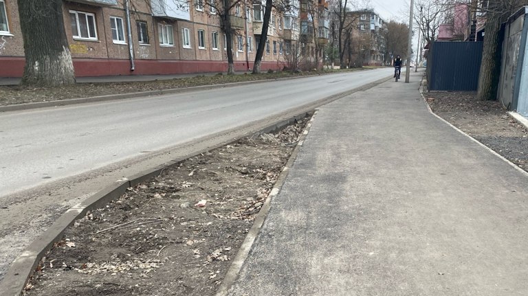 В Брянске возле детского сада №109 «Воробушек» построен тротуар и парковка